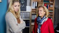 Der Lehrer – Karin (Jessica Ginkel, l.) und ihre Mutter Charlotte (Andrea L'Arronge) diskutieren mal wieder.
