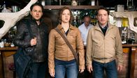 Tatort – Hauptkommissar Felix Stark (Boris Aljinovic, re.) und seine Kollegen Oleg (Dimitrij Schaad) und Maria (Anjorka Strechel) haben endlich die Pizzeria gefunden, die ihnen Trude aus ihren Träumen beschrieb.