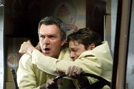 The Middle – Mike (Neil Flynn, r.) und Bob (Chris Kattan, r.) müssen feststellen, dass Kuchenausliefern doch nicht so ein harmloser Job ist wie es scheint ...