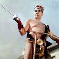 Das Kleid – Bei einem Festumzug präsentiert der Kaiser (Wolf Kaiser) dem Volk sein neues Kleid.