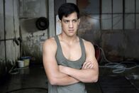 Box – Der Boxer Rafael (Rafael Florea) muss sich mit Hilfsarbeiten in einer Autowerkstatt über Wasser halten.