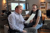 Stralsund – Techniker Stein (Andreas Schröders, r.) hat einen wichtigen Hinweis für Kommissar Karl Hidde (Alexander Held, l.).