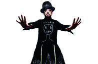 Berlin Live – Mit seinem Auftreten macht der Paradiesvogel Boy George samt glitzerndem Hut und extravagantem Make-up seinem Ruf alle Ehre.