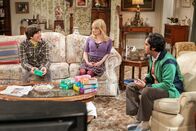 The Big Bang Theory – L-R: Howard Wolowitz (Simon Helberg), Bernadette Rostenkowski-Wolowitz (Melissa Rauch), Rajesh Koothrappali (Kunal Nayyar).