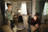 Desperate Housewives – Verbringen ein gemeinsames Wochenende, um ihre Ehe wieder in den Griff zu bekommen: Lynette (Felicity Huffman, l.) und Tom (Doug Savant, r.) ...