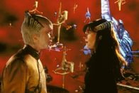 Babylon 5 – Lennier (Bill Mumy) teilt Delenn (Mira Furlan, re.) mit, dass Marcus auf dem Weg zur Station Babylon 5 ist, um das Leben der schwerverletzten Ivanova zu retten, die die Ärzte bereits aufgegeben haben.