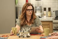 Two and a Half Men – Jenny (Amber Tamblyn) spart nicht mit sarkastischen Kommentaren, als Walden ihr von seinem völlig veränderten Sexleben berichtet ...