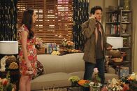 How I Met Your Mother – Während Ted (Josh Radnor, r.) bei Tiffany am Haken hängt, muss er sich eingestehen, dass auch er jemanden am Haken hat: Henrietta (Catherine Reitman, l.), die sich eine Zukunft mit ihm erhofft und von ihm nur hingehalten wird ...