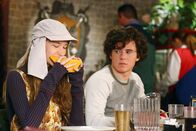 The Middle – Cindy (Casey Burke, l.); Axl (Charlie McDermott, r.)