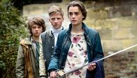 Code M – „Einer für alle, alle für einen!“ Die Freunde Jules (Joes Brauers, l), Rik (Senna Borsato) und Isabel (Nina Wyss) haben das Schwert des Musketiers D' Artagnan gefunden.