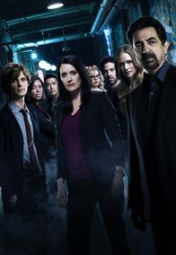 Criminal Minds – (13. Staffel) - Ein starkes Team, das jeden Serientäter zur Strecke bringt: Dr. Spencer Reid (Matthew Gray Gubler, l.), David Rossi (Joe Mantegna, r.), Jennifer 'JJ' Jareau (AJ Cook, 2.v.r.), Penelope Garcia (Kirsten Vangsness, 4.v.r.), Dr. Tara Lewis (Aisha Tyler, 2.v.l.), Luke Alvez (Adam Rodriguez, 3.v.r.), Emily Prentiss (Paget Brewster, 4.v.r.) und Matt Simmons (Daniel Henney, 3.v.r.)