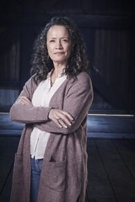 Mysterious Mermaids – (1. Staffel) - Helen Hawkins (Rena Owen)
