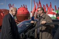 Wilsberg – Kriminalkommissar Jan Brockhorst (Felix Vörtler, r.) geht seine Ermittlungen auf der Urlaubsinsel zu lax an, findet Wilsberg (Leonard Lansink).