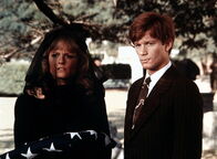 Die Waltons – Cindy (Leslie Winston, l.) und Ben (Eric Scott, r.) trauern um Cindys Vater, der bei einem Autounfall ums Leben gekommen ist.