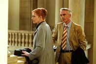 Edel & Starck – Felix (Christoph M. Ohrt, r.) vertritt die Gerichtsschreiberin Johanna Hofinger (Sibylle Canonica, l.), die sich wegen fahrlässiger Tötung ihres Sohnes vor Gericht verantworten muss: Der 16-jährige Allergiker hatte versehentlich ihr - nicht als solches gekennzeichnetes - Haarfärbemittel getrunken. Nun plagen die trauernde Mutter extreme Schuldgefühle. Sie will schuldig gesprochen werden ...