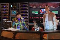 The Big Bang Theory – Sheldon (Jim Parsons, r.) und Raj (Kunal Nayyar, M.) müssen Howard (Simon Helberg, l.) behilflich sein, der das Marsgefährt in einen Graben gesetzt hat ...