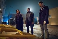 Elementary – (L-R) Lucy Liu als Joan Watson, Jonny Lee Miller als Sherlock Holmes und Jon Michael Hill als Detective Marcus Bell