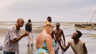 Paradies: Liebe – Teresa möchte im Urlaub eine Auszeit von ihrem tristen Alltag. Eine Ferienanlage in Kenia ist ein Anlaufpunkt für österreichische Frauen, für die das Sexualleben zu Hause schon weitgehend passé ist. Teresa beginnt eine Affäre mit einem jungen Mann, der sie an echte Liebe glauben lässt. Doch ist er ebenso an ihrem Geld interessiert. Zutiefst verletzt, nimmt sich Teresa nun einfach die Männer. - Foto: Wie im Paradies: Im Kenia-Urlaub ist Teresa (Margarethe Tiesel) plötzlich umschwärmt.