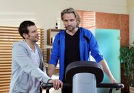 Sturm der Liebe – ARD STURM DER LIEBE FOLGE 1253 Uhr im ERSTEN. Michael (Erich Altenkopf, r.) erzählt Nils (Florian Stadler, l.) von Rosalies Affäre mit Jacob.