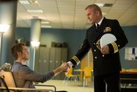 Jack Ryan: Shadow Recruit – Nach seiner Zeit als Soldat in Afghanistan und einer gefährlichen Verwundung möchte Jack Ryan (Chris Pine, l.) ein ruhiges Leben führen. Doch schon bald sucht ihn der CIA-Agent William Harper (Kevin Costner, r.) auf und teilt ihm mit, dass der Geheimdienst seine Hilfe benötigt ...