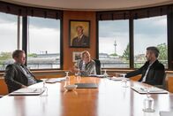 Ein Fall für zwei – Hotelchef Toni Bronner (Kai Lentrodt, M.), Co-Direktor Peter Solbach (Sebastian Müller-Stahl, l.) und Teilhaber Moritz Sturm (Ben Ruedinger, r.) streiten über das Übernahmeangebot einer großen Hotelkette.