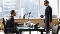 Suits – Mikes (Patrick J. Adams, l.) und Harveys (Gabriel Macht) Beziehung ist über die Jahre gereift. Sie sind beruflich erfolgreich, aber emotional distanzierter als früher.