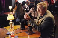Scrubs - Die Anfänger – Verabschiedet sich liebevoll von Ted: Dr. Kelso (Ken Jenkins) ...