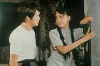 Bruce Lee - Die Todesfaust des Chen Li – Weil Cheng Li (Bruce Lee) in seinem Heimatdorf keine Arbeit findet, heuert er in Bangkok in einer Eisfabrik an. Schnell stellt sich jedoch heraus, dass der Fabrikbesitzer Mr. Mi das Unternehmen zur Verschleierung seiner Rauschgiftgeschäfte benutzt. Als Cheng und sein Cousin nachforschen, verschwindet letzterer spurlos. Daraufhin nimmt Cheng den Kampf auf.