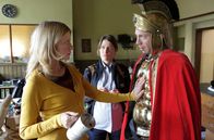 Mord mit Aussicht – Sophie Haas (Caroline Peters, l.) und Bärbel Schmied (Meike Droste, M.) sind beeindruckt - Jan Schulte (Johann von Bülow, r.) mimt auf den Martinszug den Sankt Martin.