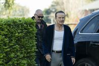 Mr. Inbetween – Ray Shoesmith (Scott Ryan, l.); Freddy (Damon Herriman, r.)