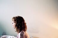 Undine – In ihrem kargen Apartment bleibt Undine (Paula Beer) Zeit zum Nachdenken.