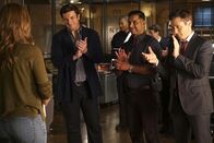 Castle – Castle (Nathan Fillion, 2.v.l.), Esposito (Jon Huertas, 2.v.r.) und Ryan (Seamus Dever, r.) heißen Beckett (Stana Katic, l.) in ihrem neuen Amt herzlich Willkommen. Doch ein Anruf befördert das Team in größtes Chaos ...