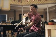Malcolm mittendrin – Reese (Justin Berfield) schießt mit einem selbstgebastelten Geschoss Steine auf die Füße seines kleinen Bruders.