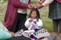 Rituale des Lebens – Die 3-jährige Abigail bereitet sich auf ihren ersten Haarschnitt vor.