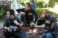 Numb3rs - Die Logik des Verbrechens – Don (Rob Morrow, l.), Special Agent Liz Warner (Aya Sumika, M.) und David (Alimi Ballard, r.) ermitteln in einem neuen Fall ...