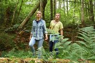 Frühling – Tierärztin Dr. Susanne Wagner (Julia Dietze, l.) und Charly (Yasmina Kraus, r.) auf der Suche nach dem vermissten Hund.