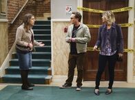 The Big Bang Theory – Sheldons Geburtstag steht vor der Tür und Amy (Mayim Bialik, l.) plant zusammen mit Leonard (Johnny Galecki, M.) und Penny (Kaley Cuoco, r.) eine besondere Feier für ihren Freund. Doch der will davon nichts wissen ...