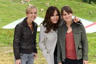 Frühling – Ein freier Tag zu dritt: Die drei Freundinnen Michelle Schmid (Johanna Klante, l.), Katja Baumann (Simone Thomalla, M.) und Filippa (Cristina do Rego) wollen den gemeinsamen Tag für einen Drachenflug nutzen.