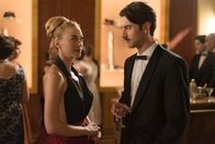 Velvet – Clara (Marta Hazas) zeigt Mateo (Javier Rey) nach ihrem Auftritt als Mannequin die kalte Schulter.
