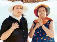 O Palmenbaum – V. li.: Lilibet (Johanna von Koczian) und Omama (Inge Konradi).