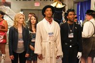 Community – Britta (Gillian Jacobs, l.) versucht ihren Freund Troy (Donald Glover, r.) auf der Convention so gut sie kann zu unterstützen. Er hat Streit mit Abed (Danny Pudi, 3.v.l.), während Annie (Alison Brie, 2. v. l.) ganz andere Sorgen hat ...
