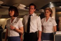 Pan Am – Die Notlandung in Haiti bringt Colette (Karin Vanasse, l.), Ted (Michael Mosley, M.), Laura (Margot Robbie, r.) und alle anderen Insassen des Flugzeugs an ihre emotionalen Grenzen ...