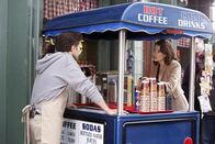How I Met Your Mother – Robin (Cobie Smulders, r.) hat die erschreckende Erkenntnis, dass sie durch ihren Verlobungsring für andere Männer unsichtbar wird ...