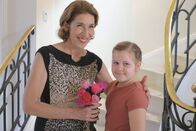Faltenfrei – Von links: Stella (Adele Neuhauser) freut sich über die Geburtstagsblumen ihrer Enkelin Leonie (Paula Fütterer).