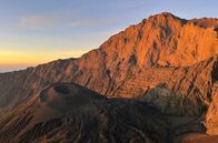 Afrikas Berge – Majestätisch: Der Krater des Mount Meru umschließt den sogenannten Ashcone, den Aschekegel.