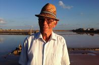 Frühmorgens – Der 81-jährige Antonino Gucciardo arbeitet noch jeden Tag in der Saline.Zur ARTE-Sendung Frühmorgens in den Salinen von Trapani 2: Der 81-jährige Antonino Gucciardo arbeitet noch jeden Tag in der Saline.