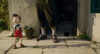 Pinocchio – L-R: Pinocchio, Geppetto (Tom Hanks) und Figaro