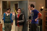 The Big Bang Theory – L-R: Rajesh Koothrappali (Kunal Nayyar), Leonard Hofstadter (Johnny Galecki), Sheldon Cooper (Jim Parsons),