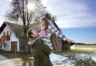 Sturm der Liebe – ARD STURM DER LIEBE FOLGE 1278 Uhr im ERSTEN. Jacob (Andreas Thiele, l.) wünscht sich, dass Eva (Uta Kargel, r.) wieder fröhlich wird.