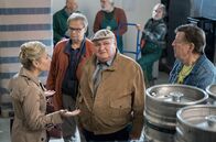Kryger bleibt Krüger – Bürgermeisterin Milena (Jana Hora-Goosmann, li.) führt Krüger (Horst Krause, vorne 2. v. re.), Ecki (Jörg Gudzuhn, re.) und Bernd (Fritz Roth, vorne 2. v. li.) durch die Brauerei.